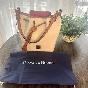 🌸🌸🌸🌸Beige/off white Dooney & Bourke Wexford Leather Tasha Drawstring.